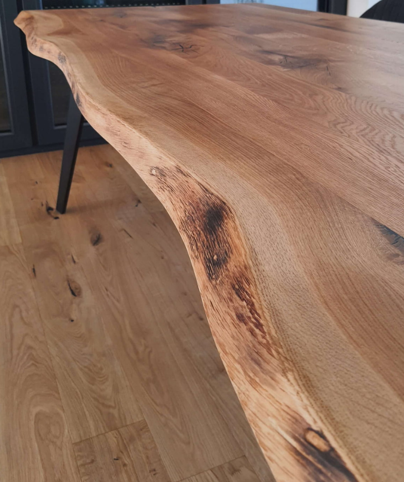 Stół z naturalną krawędzią